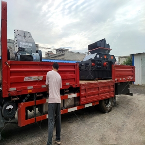 中型半自动对辊麻豆AV无码发往广东 破碎矿石