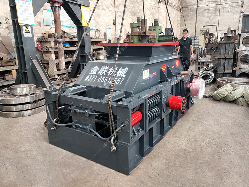 中型半自动对辊麻豆AV无码发往广东 破碎矿石