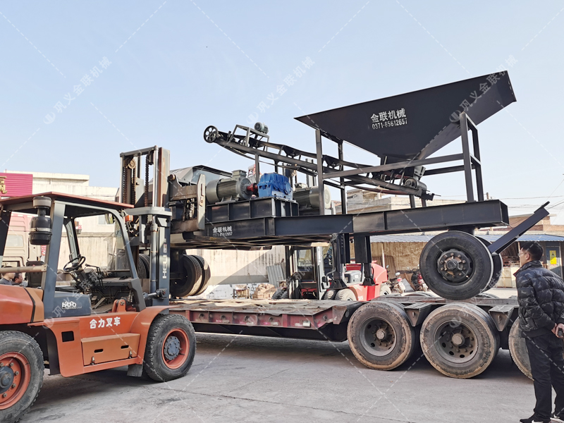 大型移动式对辊麻豆AV无码设备发往浙江