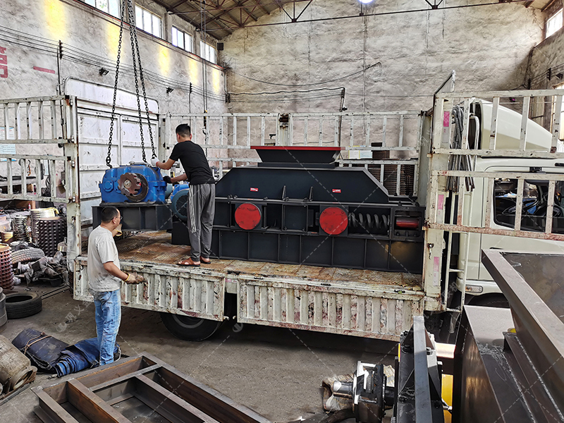 2PG800x600中型直联对辊麻豆AV无码发往河南