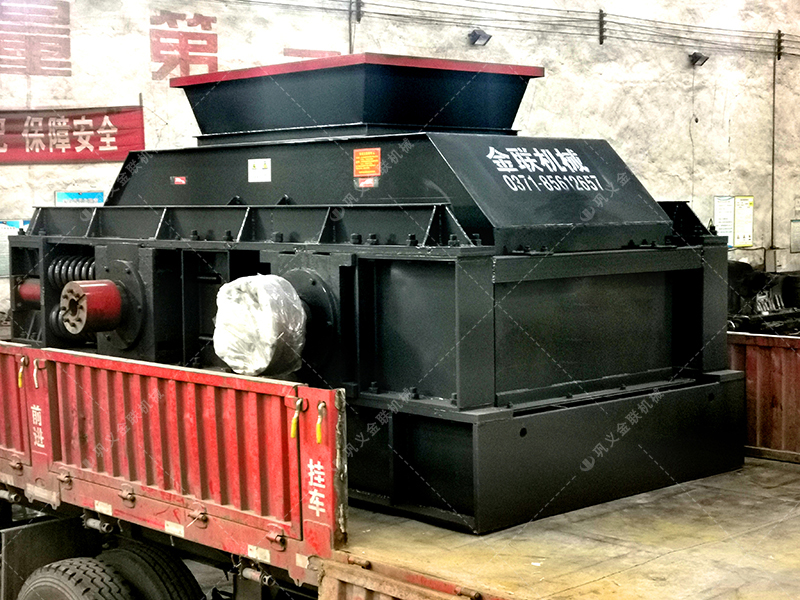 单台大型对辊式制砂机设备发货图片