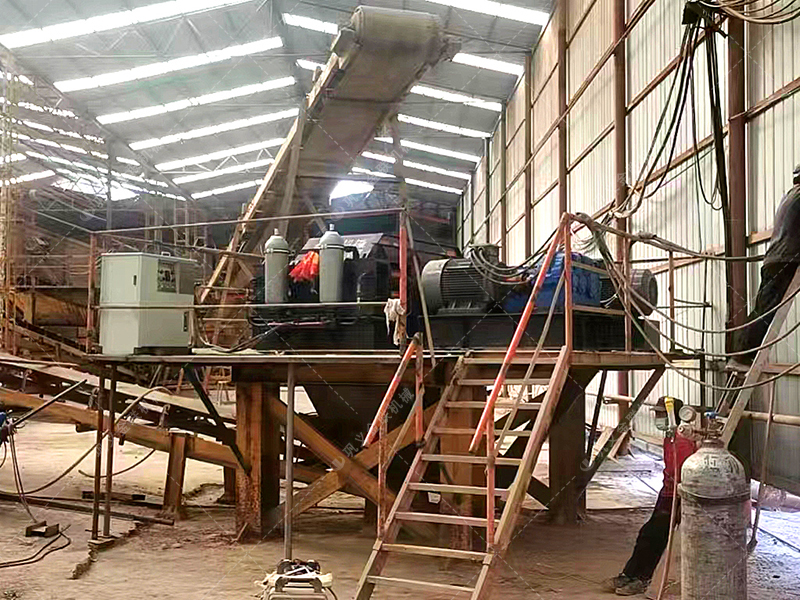 石头碎成砂子能不能用？液压对辊制砂机制砂效果怎么样？