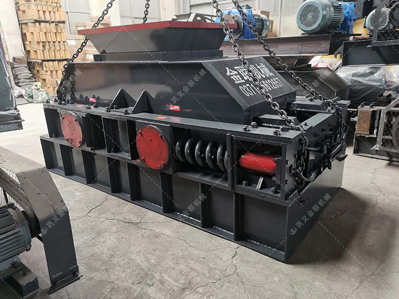 花岗岩制成沙子用对辊制沙机还是冲击制砂机，哪个好用？