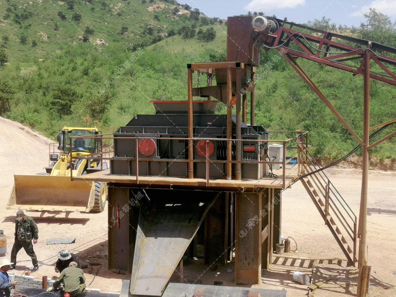 处理矿山废石料用1510型对辊制砂机产能如何？