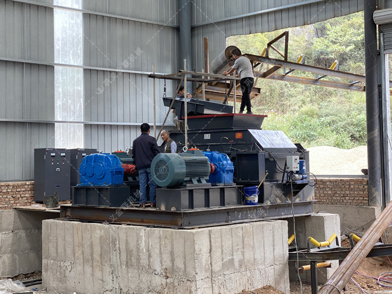 大型砂石厂购置一台重型对辊麻豆AV无码需要投资多少？