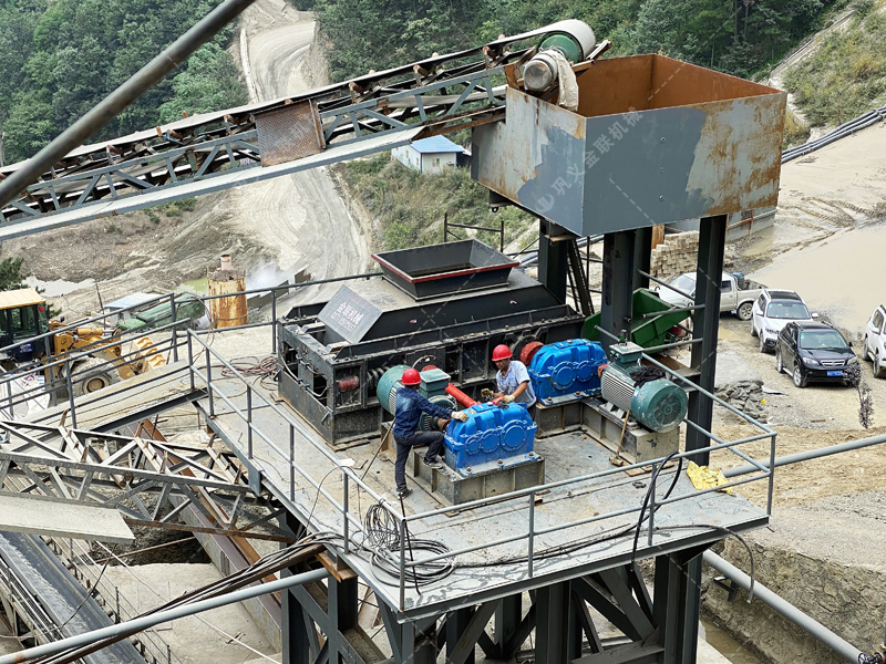 大型砂石厂购置一台重型对辊麻豆AV无码需要投资多少？