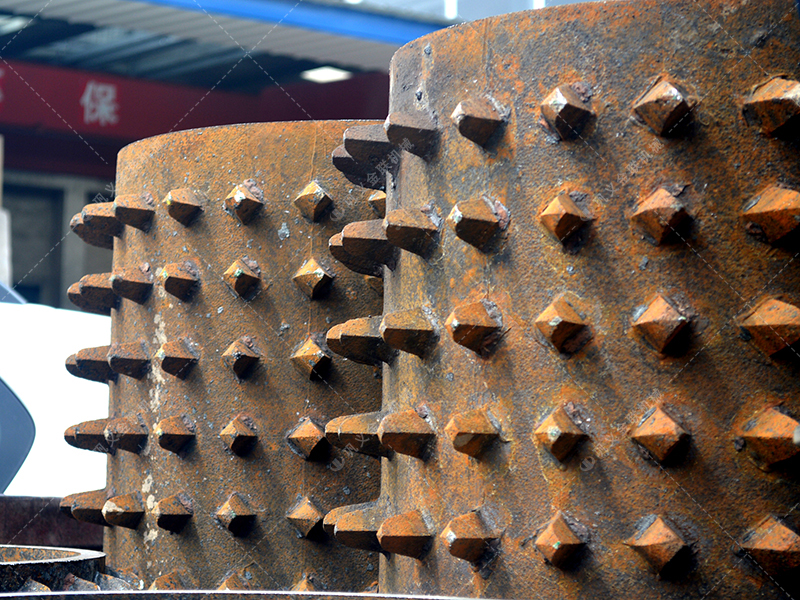 面对大块高硬度的原煤与煤矸石，双齿辊麻豆AV无码凭什么能“啃”得动？